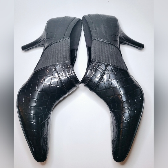 Kelly & Katie Women's Black Buckle Ankle Heels - Picture 6 of 7